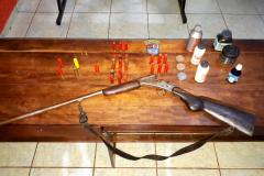 Denúncia de agressão resulta na prisão de dois homens e na apreensão de arma de fogo com munições em Tibagi (PR)