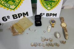 Mãe e filho, suspeitos de praticarem roubo a uma joalheria em Cascavel, são encaminhados pela PM 