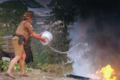 Dupla de policiais militares contém incêndio com baldinho e salva idosa de 74 anos com dificuldades de locomoção