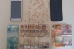 Suspeita de tráfico de drogas é presa pela PM nos Campos Gerais; criança que estava na casa é entregue ao Conselho Tutelar