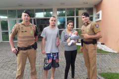 Bebê de três semanas de vida engasga e é salvo por policiais militares em Curitiba