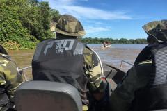 Equipes da Polícia Ambiental participam de atividade educativa no Rio Paraná, no Noroeste do estado