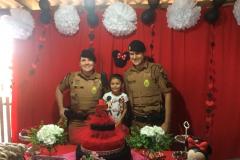 Policiais militares fazem surpresa na festa de aniversário de menina em Cianorte, no Noroeste do estado