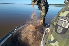 No Oeste do PR, policiais ambientais apreendem materiais ilegais de pesca 