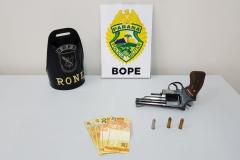 BOPE aborda homem e apreende revólver no Atuba, em Curitiba (PR)