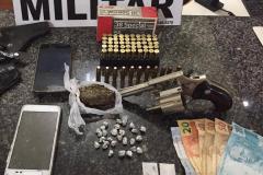 Homem tenta fugir de abordagem, mas acaba preso portando uma arma de fogo e 61 munições no Oeste do estado