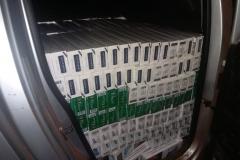 PM de Mercedes apreende carro com 38 caixas de cigarros contrabandeados e encaminha homem à delegacia, no Oeste do Estado 