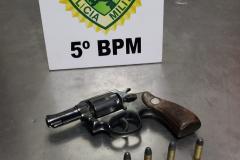 Motociclista desobedece à ordem de parada, mas acaba contido pela PM de Cambé (PR); arma de fogo é apreendida 