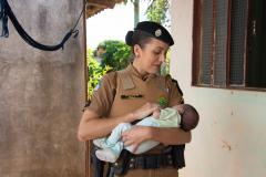 Soldado da PM atende ligação do 190 e ajuda a salvar bebê de um mês de vida que se afogou com o leite materno em Apucarana (PR)