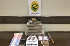 Quase seis quilos de maconha são apreendidos em Guarapuava (PR); abordado dentro de casa, suspeito é encaminhado