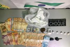 Drogas, dinheiro e veiculo são aprendidos na cidade de Cascavel, no Oeste do estado