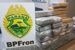 BPFron apreende maconha e haxixe no bagageiro de ônibus em Capitão Leônidas Marques (PR)