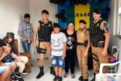 Admirador da PM recebe visita de policiais no dia do aniversário em Pato Branco (PR)