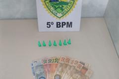 Sete porções de cocaína e um suspeito de envolvimento com tráfico são encaminhados em Londrina (PR)