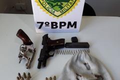 Suspeitos de participarem de roubo em Tapejara (PR) são encaminhados pela PM; duas armas de fogo foram apreendidas