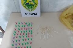 Policiais apreenderam porções de crack e cocaína em terreno abandonado na cidade de Londrina