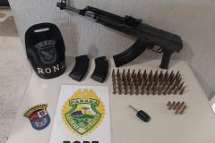 Fuzil importado e carros de luxo roubados são encontrados pela PM em Almirante Tamandaré, na RMC