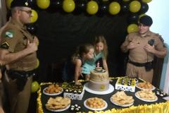 Policiais militares participam de festa de aniversário de uma pequena fã na Lapa