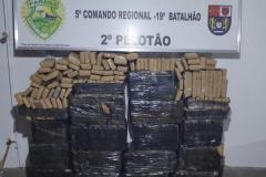 Dois veículos são recuperados e 500 quilos de maconha são apreendidos pela PM no Oeste do estado
