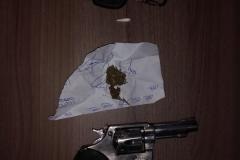 Três homens são presos pela PM após serem flagrados com maconha, cocaína e uma arma de fogo nos Campos Gerais