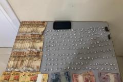 No Oeste do estado, PM apreende quase 200 pedras de crack e mais de R$ 2 mil em dinheiro após denúncia 
