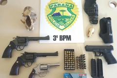 Veículos abordados em situações distintas resultam na apreensão de quatro armas de fogo e cocaína no Sudoeste do Paraná; seis são encaminhados