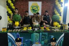 Menino fã da PM recebe equipe policial durante festa de aniversário em Cianorte (PR)