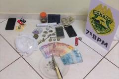 Denúncia leva PM a encaminhar quatro pessoas e a apreender drogas no Noroeste do estado