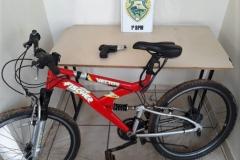 Mulher é presa pela PM logo após invadir casa e roubar bicicleta em Ponta Grossa (PR); um simulacro é apreendido 