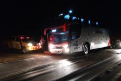 Mulher senta nos fundos de ônibus de viagem para esconder droga, mas acaba encaminhada pela PM