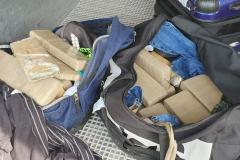 Quase 40 quilos de maconha são apreendidos pela PM dentro de bagagens em um ônibus; ticket entrega autor do tráfico e ele acaba preso 
