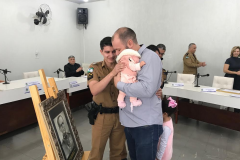 Reencontro de policiais com recém-nascida gera comoção durante solenidade militar do coronel Sarmento