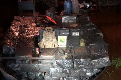 BPFron apreende cigarros, barco e caminhão em porto clandestino de Guaira, no Oeste do estado