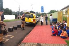 Equipe do Canil de Pato Branco (PR) faz visita à alunos de Escola Municipal União