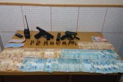 Quase R$ 30 mil são apreendidos dentro de residência e dupla responsável por contrabando é presa em flagrante 