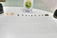 Mais de mil pedras de crack prontas para a venda são apreendidas pela PM em Piraquara (RMC); um homem foi preso 