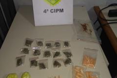 Em Londrina, PM apreende mais de 150 porções de drogas e homem foragido acaba preso