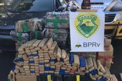 Mais de meia tonelada de maconha e 750 pacotes de cigarros contrabandeados foram apreendidos pelo BPRv no Oeste do estado