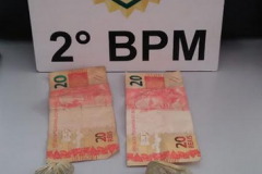Drogas e uma moto são apreendidas e dois rapazes acabam presos em ocorrências distintas