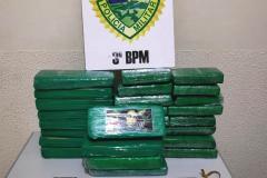 Mais de 13 quilos de maconha são apreendidos pela PM em veículo no município de Pato Branco (PR)