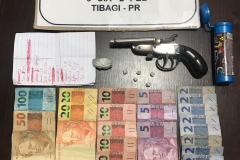 Quatro pessoas são encaminhadas durante abordagem da PM que resultou na apreensão de arma de fogo e drogas