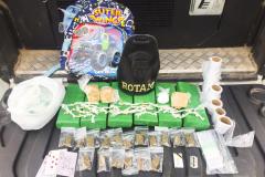 Em Colombo (RMC), PM prende dupla com quase quatro quilos de maconha e denúncia leva a equipe a abordar residência e apreender mais drogas e arma 
