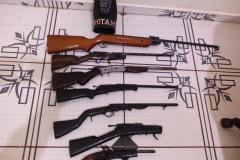 Homem é flagrado pela PM manuseado uma garrucha, é preso e mais seis armas de fogo acabam apreendidas