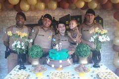 Admiradoras da PM ganham farda e bolo para comemorar aniversário em Guaporema e Moreira Sales (PR)