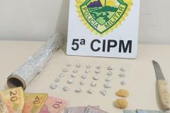 Três pessoas são presas com quase 170 pedras de crack por tráfico de drogas, em situações contínuas