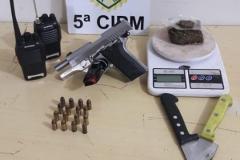 Comportamento suspeito leva policiais a abordar casas de rapazes em Cianorte (PR); arma de fogo, drogas e objetos são apreendidos