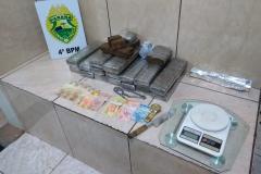Drogas e materiais utilizados para o tráfico de drogas são apreendidos dentro de uma casa em Maringá (PR)