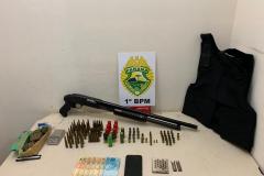 Rapaz é preso pela PM em Ponta Grossa (PR) portando uma espingarda e munições