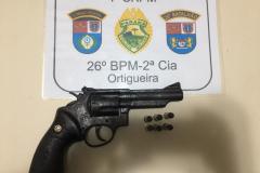Três homens são presos e arma de fogo é apreendida pela PM nos Campos Gerais