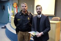 Foz do Iguaçu, 25 de julho de 2019. Simpósio de Operações Policiais Militares de Fronteira. Foto: Cel. QOPM Péricles de Matos, Comandante-Geral da PMPR, faz a entrega do certificado de agradecimento ao Exmo. Sr. Juiz Federal Dr. Gustavo Chies Cignachi.